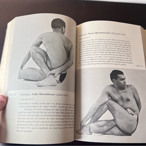 Vintage 1960 1st Edition “The Complete Illustrated Book of Yoga” by Swami Vishnu - Picture 6 of 10